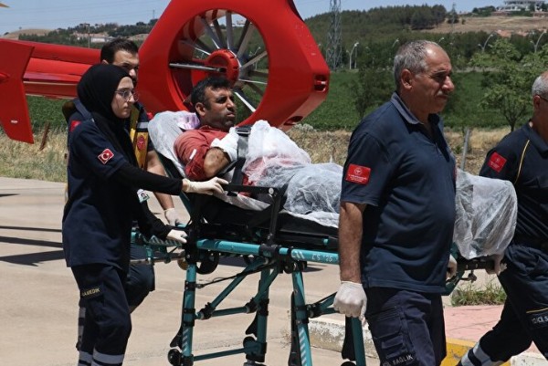 Çim biçme makinesine kolunu kaptırdı: Ambulans helikopterle sevk edildi